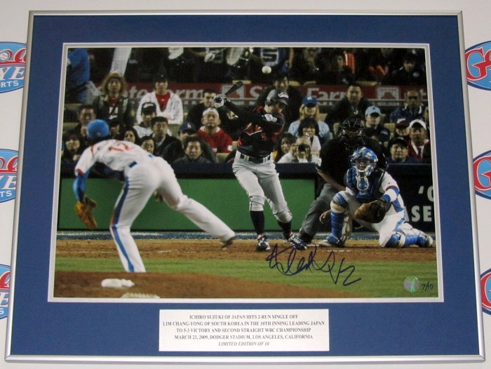 イチロー　直筆サイン入り　フォト　WBC イチロー直筆サインV2書込09年WBC決勝打写真 | メジャースボーツ